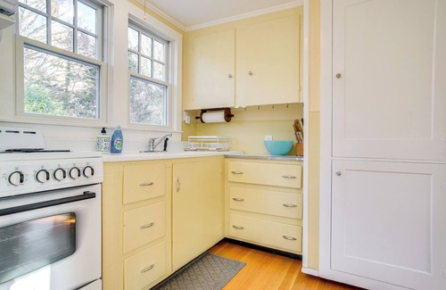 Monument Beach Cabaña | Walk to Monument Beach: Cape Cod Cottage w/ Grill