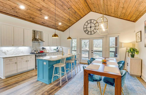 Hayesville Cabaña | Walk to Nantahala Forest: Mtn-View Creekside Haven