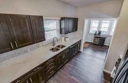 Northeast South Bend Casa | Bungalow grande remodelado a solo cuadras de ND y Eddy Street
