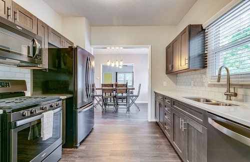 Northeast South Bend Casa | Bungalow grande remodelado a solo cuadras de ND y Eddy Street