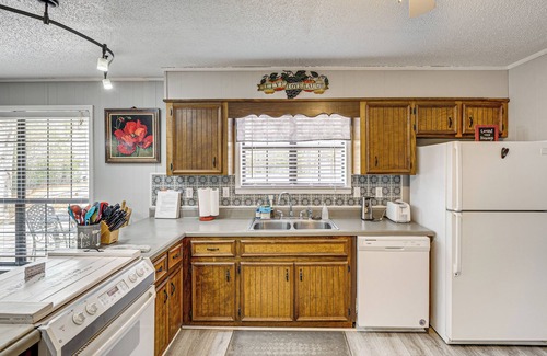 Gadsden Casa | Walk to Noccalula Falls: Peaceful Home w/ Deck