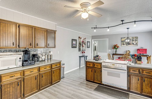 Gadsden Casa | Walk to Noccalula Falls: Peaceful Home w/ Deck