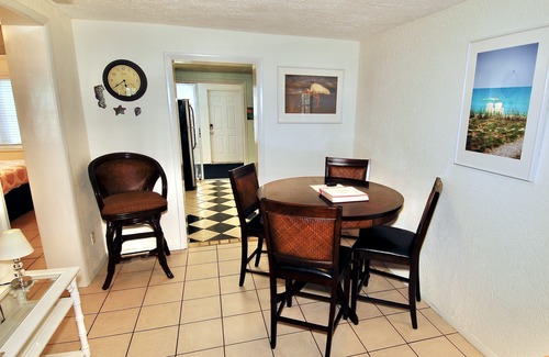 Laurel Villa | 409 Shore Rd - KING BED, 1/2 milla a pie de la playa de Nokomis, Se aceptan mascotas, Wi-Fi