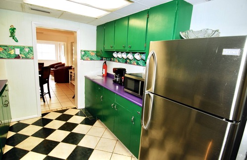 Laurel Villa | 409 Shore Rd - KING BED, 1/2 milla a pie de la playa de Nokomis, Se aceptan mascotas, Wi-Fi
