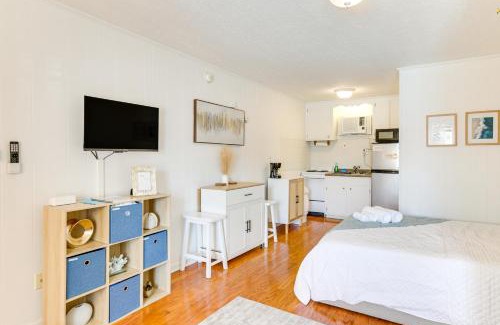 Cherry Grove Beach Apartamento | Walk to North Myrtle Beach Studio with Pool Access!