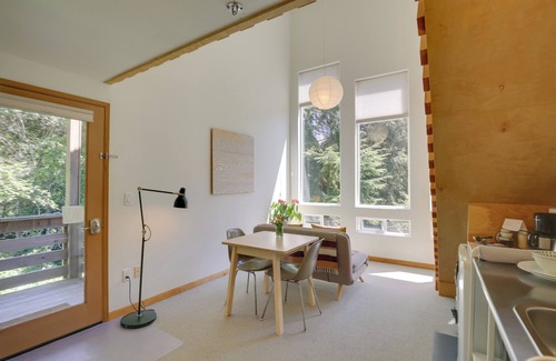 Seal Rock Apartamento | Walk to Ocean! Forested Oregon Coast Getaway