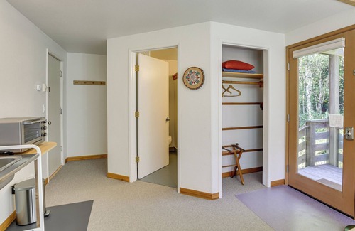 Seal Rock Apartamento | Walk to Ocean! Forested Oregon Coast Getaway