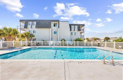 North Myrtle Beach Apartamento | Walk to Ocean North Myrtle Beach Condo with Pool