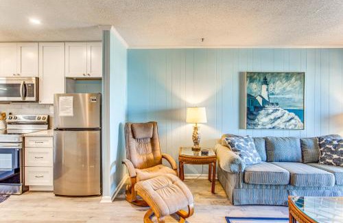 North Myrtle Beach Apartamento | Walk to Ocean North Myrtle Beach Condo with Pool