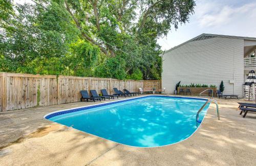 Biloxi Apartamento | Walk to Ocean Springs Beach Condo with Pool!