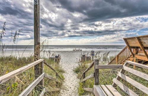 Surfside Beach Apartamento | Walk to Ocean Surfside Beach Condo with Pool Access