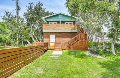 Fernandina Beach Apartamento | Walk to Ocean Unit with Deck in Fernandina Beach!