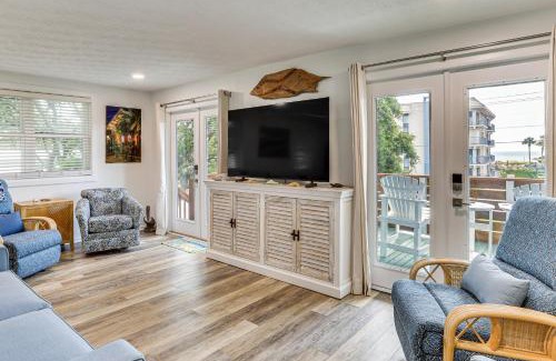 Fernandina Beach Apartamento | Walk to Ocean Unit with Deck in Fernandina Beach!