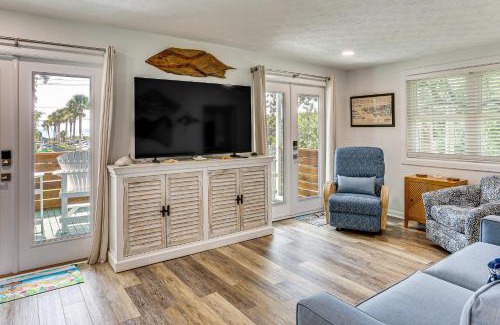 Fernandina Beach Apartamento | Walk to Ocean Unit with Deck in Fernandina Beach!