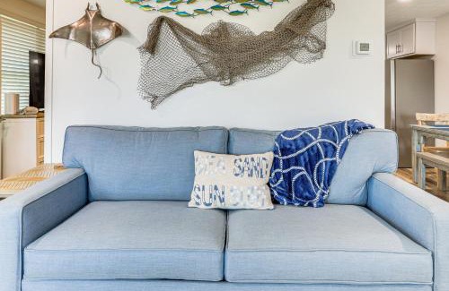 Fernandina Beach Apartamento | Walk to Ocean Unit with Deck in Fernandina Beach!