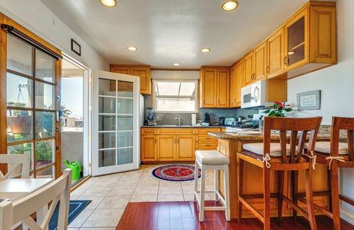 Sand Section Casa | Walk to Ocean: Manhattan Beach Home w/ Deck