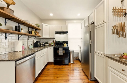 Victorian Village Condominio | Walk to OSU/Short North ~ Free Parking ~ Fire Pit