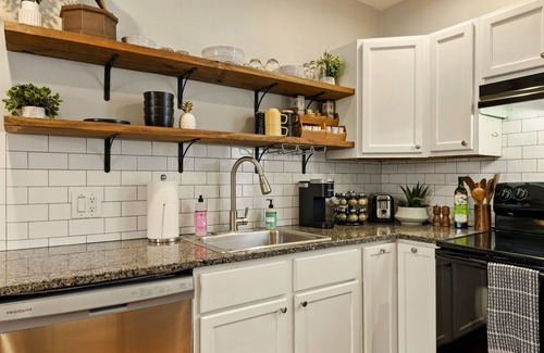 Victorian Village Condominio | Walk to OSU/Short North ~ Free Parking ~ Fire Pit