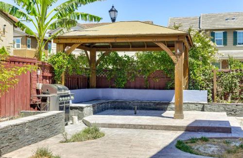 Tracy Casa | Walk to Parks Mountain House Retreat with Patio!