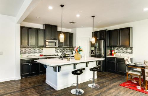 Tracy Casa | Walk to Parks Mountain House Retreat with Patio!