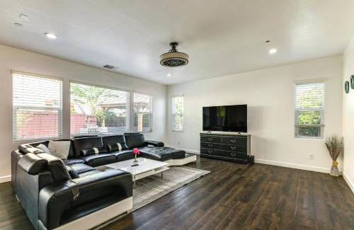 Tracy Casa | Walk to Parks Mountain House Retreat with Patio!