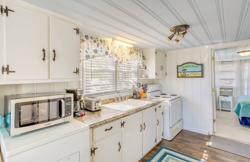 Downtown Myrtle Beach Cabaña | Walk to Pier: Coastal Gem w/ Views in Myrtle Beach