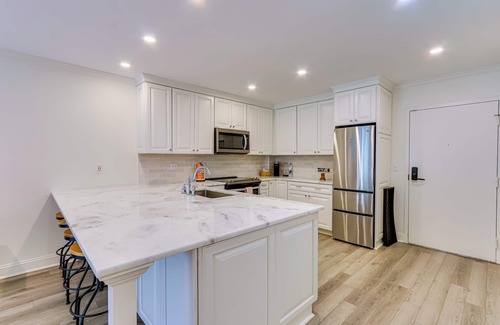 Harbour Town Condominio | Walk to Pier & Golf: Heart of Harbour Town Condo