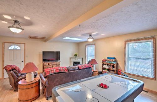 Albrightsville Casa | Walk to Pool and Lake Albrightsville Vacation Home!