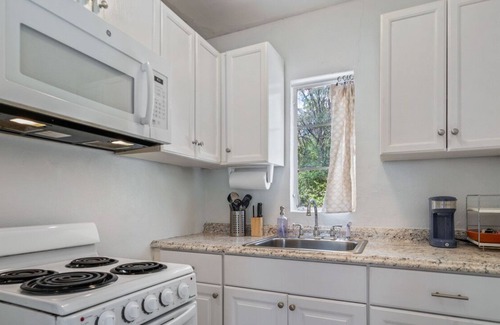 Volente Cabina | Walk to Pools, Water Fun & Lake Travis│Bright Bungalow for 4│Patio & Firepit
