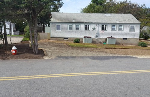 Dennis Cabaña | Walk to popular Mayflower Beach in Dennis MA