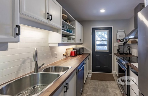 Muskoka Lakes Cabaña | Walk to Port Carling, 5+ bdrm, 1 bath! Ping Pong, Canoe, Kayak! Shallow Sandy!