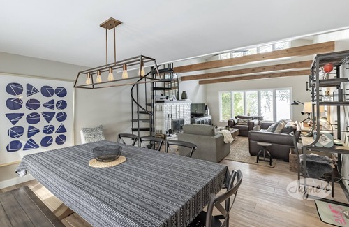 Muskoka Lakes Cabaña | Walk to Port Carling, 5+ bdrm, 1 bath! Ping Pong, Canoe, Kayak! Shallow Sandy!
