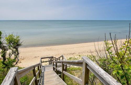 North Eastham Casa | Walk to Private Beach Dogs Welcome