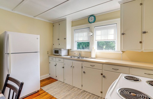 Huron Casa | Walk to Private Beach: Lake Erie Retreat w/ Yard!