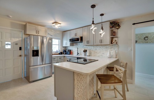Redington Shores Casa | Walk to Redington Beach: Renovated Duplex w/Patio