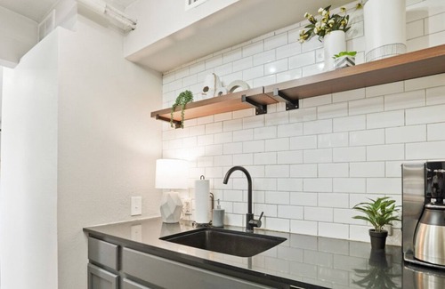Allandale Apartamento | Walk to Restaurants or Cook in Subway Tile Kitchen
