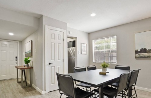 Allandale Apartamento | Walk to Restaurants or Cook in Subway Tile Kitchen