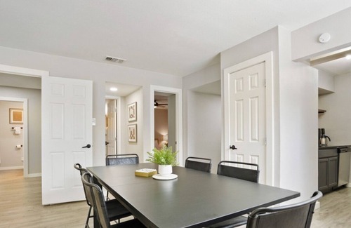 Allandale Apartamento | Walk to Restaurants or Cook in Subway Tile Kitchen