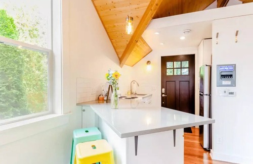 Fairmount Park Apartamento | Walk to Restaurants, or Minutes to City from Backyard Cottage
