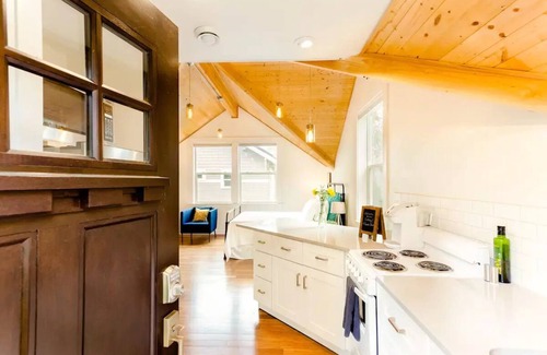 Fairmount Park Apartamento | Walk to Restaurants, or Minutes to City from Backyard Cottage