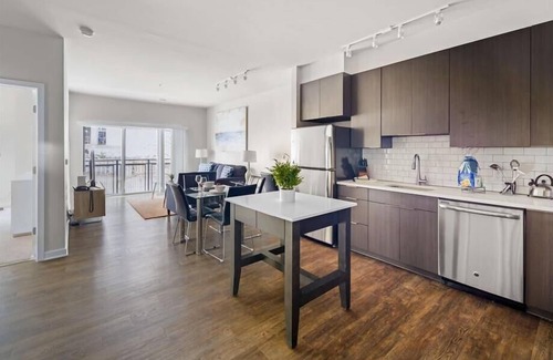 Reston Apartamento | Walk to Reston Station | Pet-friendly& Upscale Pet Amenities