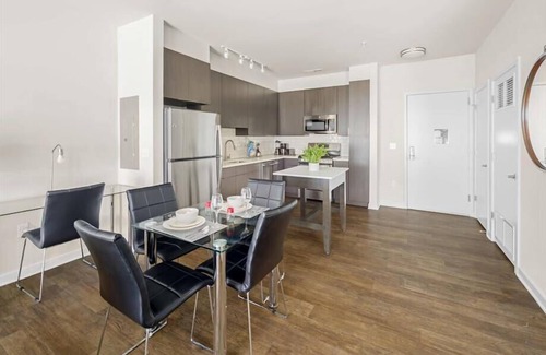 Reston Apartamento | Walk to Reston Station | Pet-friendly& Upscale Pet Amenities