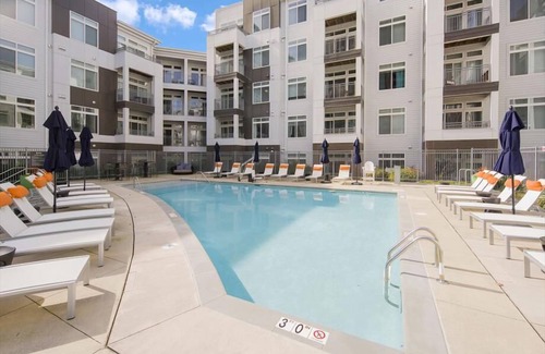 Reston Apartamento | Walk to Reston Station | Pet-friendly& Upscale Pet Amenities