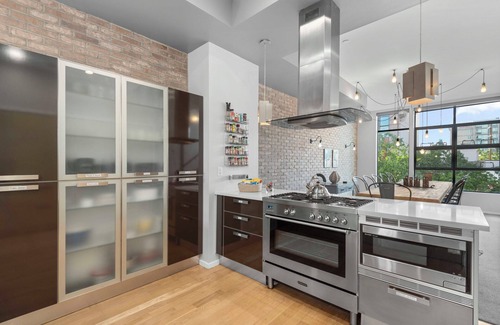 Five Points Casa | Walk to RiNo’s Best Bars, Restaurants, Coors Field! Rooftop Deck with Hot Tub!