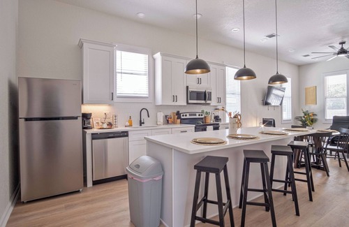 Eastside Promise Neighborhood Apartamento | Walk to Riverwalk 3BR 2BA Gem Near Fun Downtown