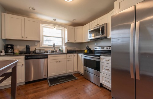 Point Judith Casa | Walk to Roger Wheeler! Awesome 6 bdrm Home!