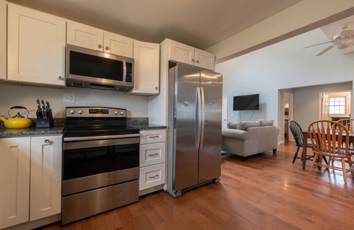 Point Judith Casa | Walk to Roger Wheeler! Awesome 6 bdrm Home!