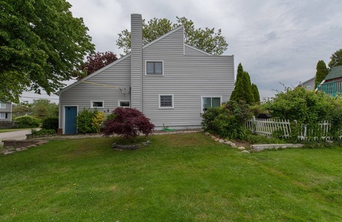 Point Judith Casa | Walk to Roger Wheeler! Awesome 6 bdrm Home!