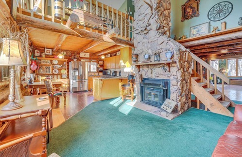 Johnston Cabina | Walk to Saylorville Lake: Spacious Home w/ Deck!