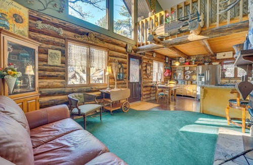 Johnston Cabina | Walk to Saylorville Lake: Spacious Home w/ Deck!